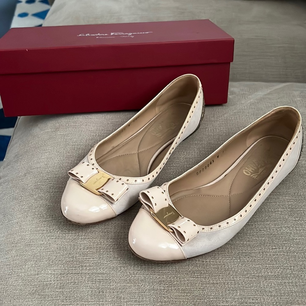GUC Ferragamo Varina flats - pale pink with rose gold sequins, gold bow 7.5 C
